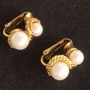 CLIPS White Faux Pearl, Gold tone Clip Earrings, Vintage (C5)