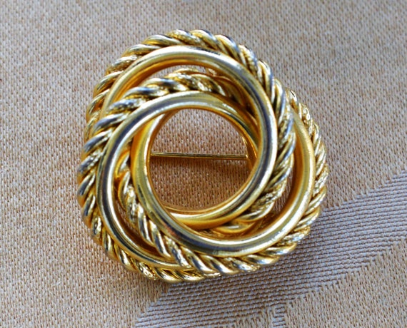 Classic Gold Circle Knot Brooch, Pin, Vintage (E1… - image 2