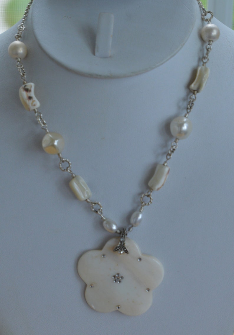W13 Vintage Faux Pearl Floral Pendant Necklace Silver tone Mother of Pearl