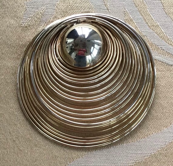 Gold tone Large Modern Wire Circle Brooch, Pin, V… - image 1