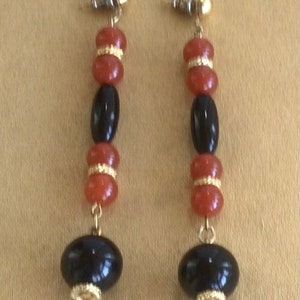 Faux Onyx, Carnelian Plastic Beaded Dangle Pierced Earrings, Gold tone, Vintage (AP13)