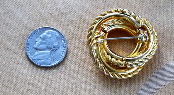 Classic Gold Circle Knot Brooch, Pin, Vintage (E1… - image 4