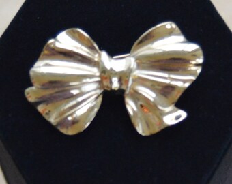 Pretty Vintage Gold tone Bow Brooch
