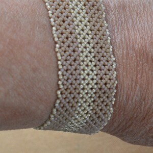 Pulseira de miçangas tecida bege, vintage, 6-3/4&quot; (AG1)