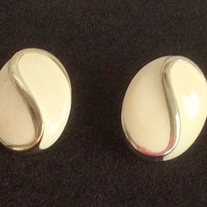 PIERCED creme ovale steekoorbellen, goudkleurig, vintage (AP11)