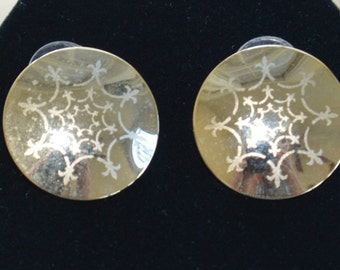 Pretty Vintage Gold tone Fleur de Lis Round Pierced Earrings (Z9)
