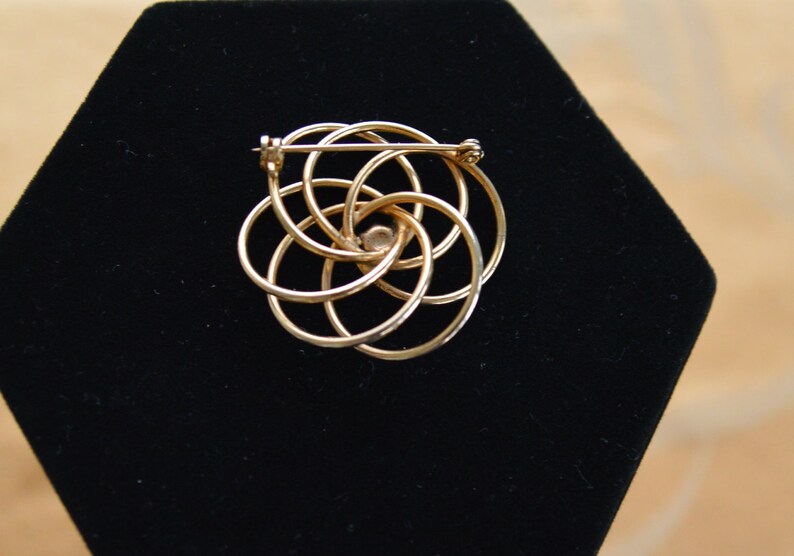 Faux Pearl Brooch Lovely Classic Gold tone