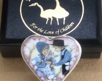 P. Buckley Moss Porcelain Amish Heart Broche/Pendentif, vintage, 1998, « Apple Blossom Love »