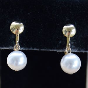 SCREWBACK EARRINGS 10mm White Faux Pearl Dangle Screw back Earrings, Vintage, Gold tone (Y17)