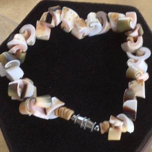 Beige, Brown Shell Beaded Bracelet, 7-3/4”, Beach, Summer, Island, Vintage (Z10)
