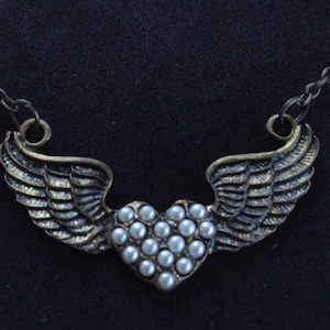 Faux Pearl, Brass tone Angel Wings Necklace, Vintage, 17&quot;-18&quot; (AC12TB)