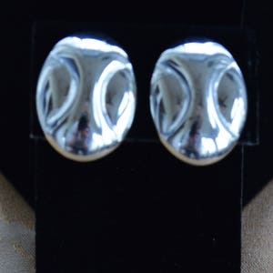 Pretty Vintage Silver tone Large Oval Clip Screw back Earrings, &quot;Napier&quot; (AK2)