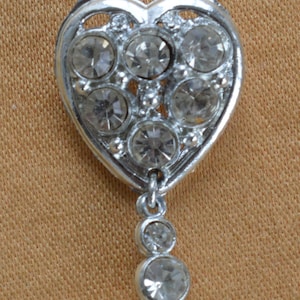 Pretty Vintage Rhinestone, Silver tone Heart Brooch (AM2)