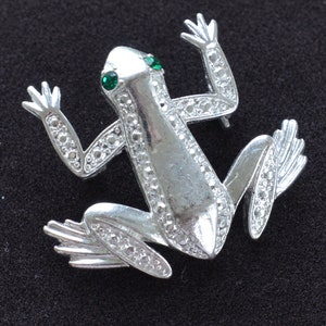 Silver tone, Faux Marcasite Frog Pin, Vintage, Emerald Green Eyes (AB13TB)