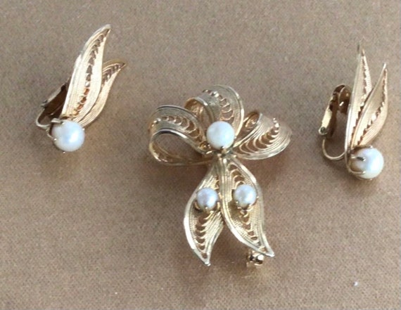 White Faux Pearl, Gold Filigree Ribbon Brooch, Cl… - image 1