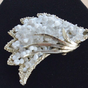 White, Clear Plastic Thermoset, Leaf Brooch, Gold tone, Vintage (O1)