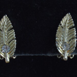 CLIP EARRINGS Rhinestone, Gold tone Leaf Clip Earrings, Vintage, Small (E7)