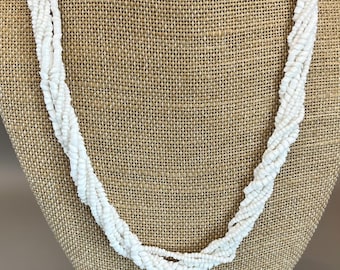 Colar torcido com contas de vidro branco, 22”, vintage (AM14)