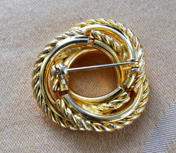 Classic Gold Circle Knot Brooch, Pin, Vintage (E1… - image 3