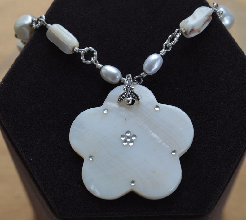 W13 Vintage Faux Pearl Floral Pendant Necklace Silver tone Mother of Pearl