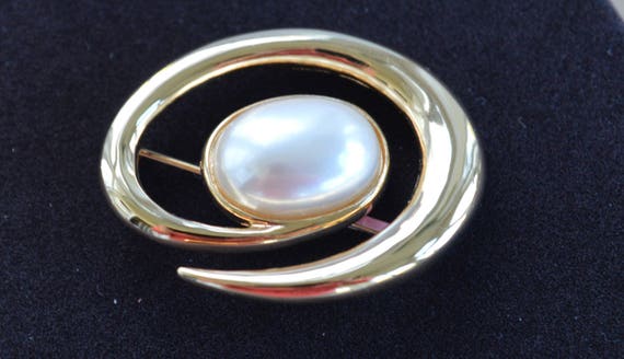 Faux Pearl, Gold tone Swirl Brooch, Pin, Vintage … - image 1