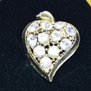 Pretty Vintage Rhinestone Heart Brooch, Pin, Gold tone (AE8)