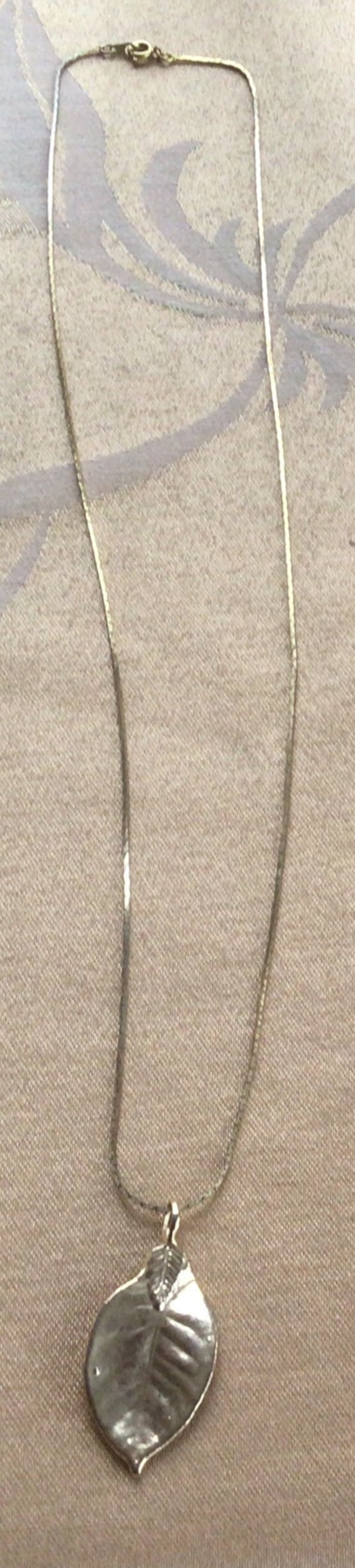 Collana Con Ciondolo A Foglia Traforata Vintage: Grigio Antracite - Foto 3