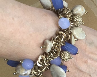 Pulsera elástica con cuentas en tono azul bígaro, beige y dorado, pequeña, vintage (P17)