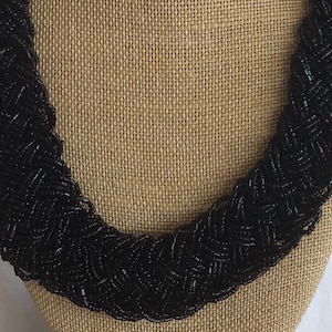 Colar tecido com miçangas de vidro preto, vintage, 21-1/2”-24”
