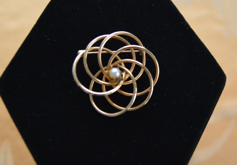 Faux Pearl Brooch Lovely Classic Gold tone