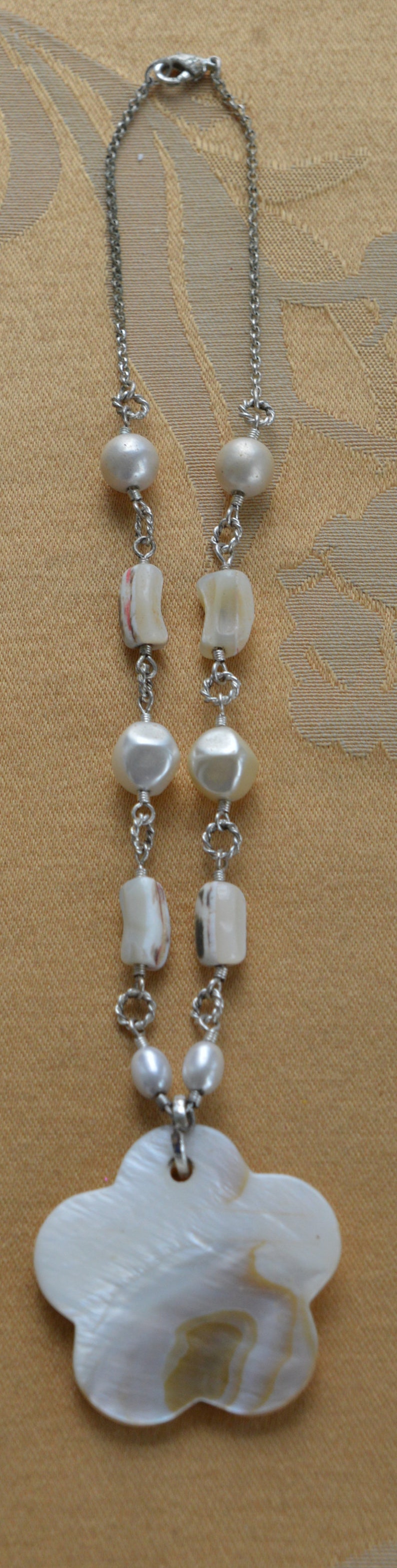 W13 Vintage Faux Pearl Floral Pendant Necklace Silver tone Mother of Pearl