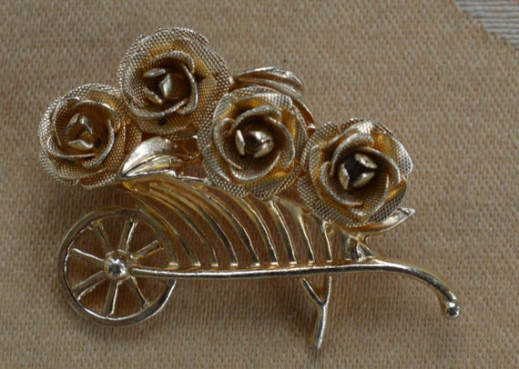 BROOKS Gold tone Floral Rose Wheelbarrow Brooch, … - image 3