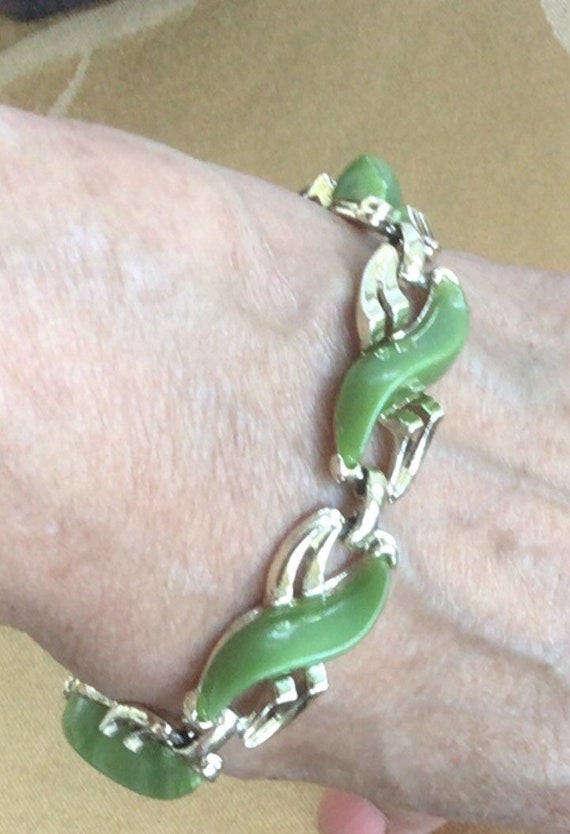 Spring Green Thermoset Bracelet, Gold tone, 7-1/2… - image 2