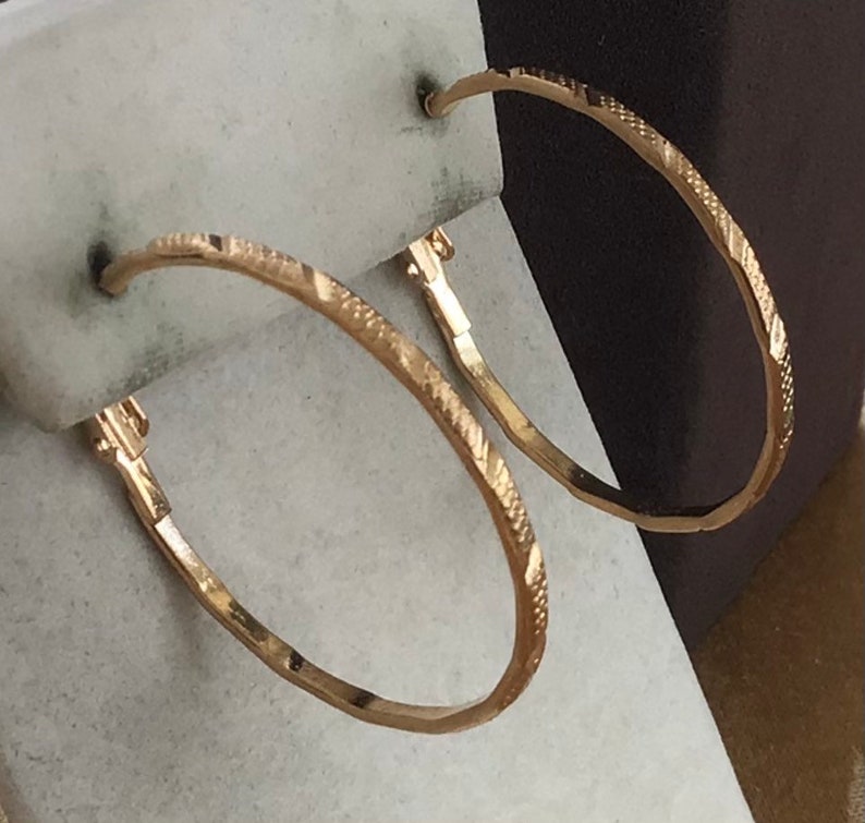 Gold tone Diamond Cut Lever Back Pierced Earrings AL14TB Small to Large Vintage