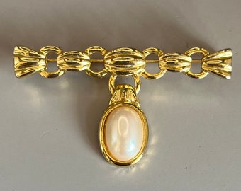 RICHELIEU Faux Pearl, Gold tone Bar Pin, Brooch, Vintage (M16)