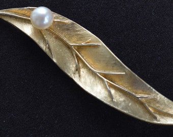 CAPRI Faux Pearl, geborsteld goud Toon blad Pin, broche, Vintage (T15)