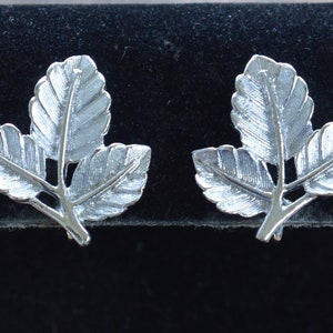 SARAH COVENTRY Silver tone Leaf Clip Earrings, Vintage (E7)