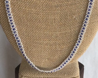 Blaue, weiße Glasperlenkette, Vintage, 66" (D15)