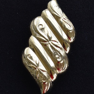 Pretty Vintage Gold tone Buckle, Floral Pattern (U12)