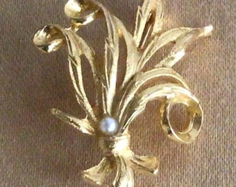 Faux Pearl, Gold tone Leaf, Foliage Brooch, Pin, Vintage (R4)