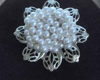 Faux Pearl, Silver tone Filigree Floral Scarf Clip, Vintage (AH15)