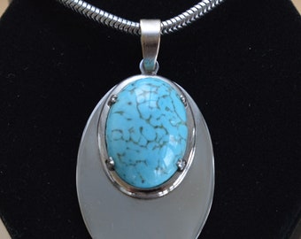 Long collier sautoir en Howlite turquoise et son pendentif fleurs - Lili Porte Bonheur