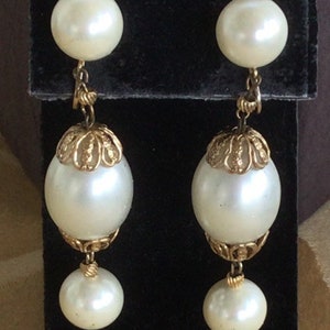 CLIPS MARVELLA White Faux Pearl Dangle Clip/Screw back Earrings, Gold tone, Vintage (C17)