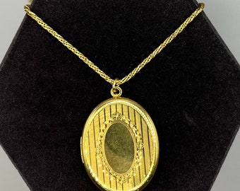 HALLMARK Gold tone Oval Locket Pendant Necklace, Vintage, 24” (T14)