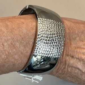 Silver tone Pebble Pattern Clamper Bracelet, Vintage