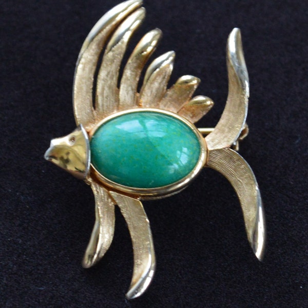 Green. Gold tone Angel Fish Brooch, Pin, Vintage (AJ9TB)