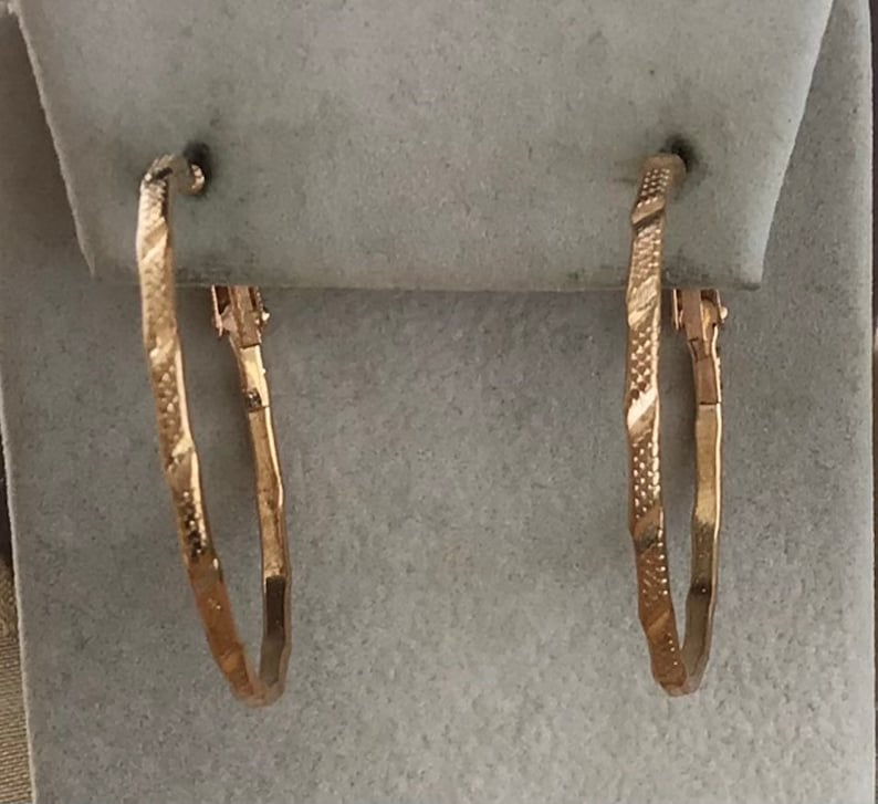 Gold tone Diamond Cut Lever Back Pierced Earrings AL14TB Small to Large Vintage