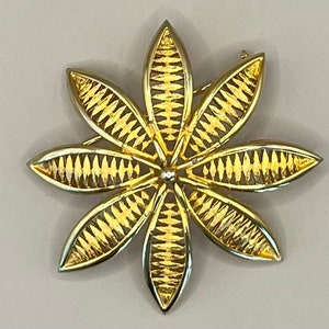 Gold tone Floral Brooch, Pin, Vintage (AG2)