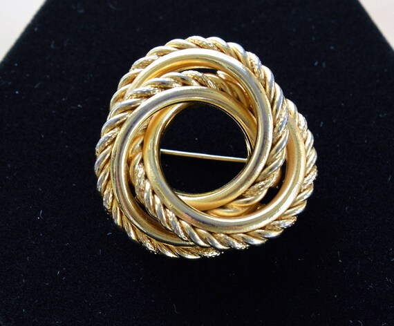 Classic Gold Circle Knot Brooch, Pin, Vintage (E1… - image 1