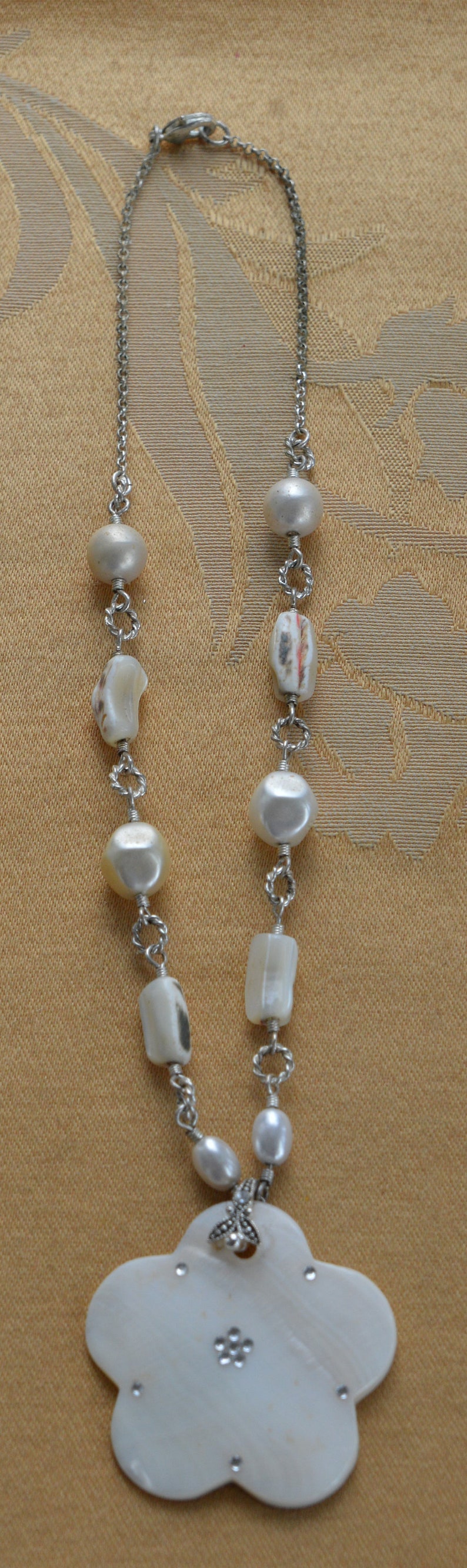 W13 Vintage Faux Pearl Floral Pendant Necklace Silver tone Mother of Pearl